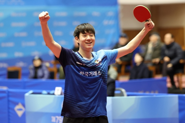 Oh Jun-sung of the Korea Exchange beat Park Kyu-hyun of Mirae Asset Securities in the men's singles final of the 79th Korean Air National Men's and Women's Table Tennis Championships held at Jecheon Gymnasium in Chungcheongbuk-do on the 26th. /Photo = Courtesy of the Korea Table Tennis Association