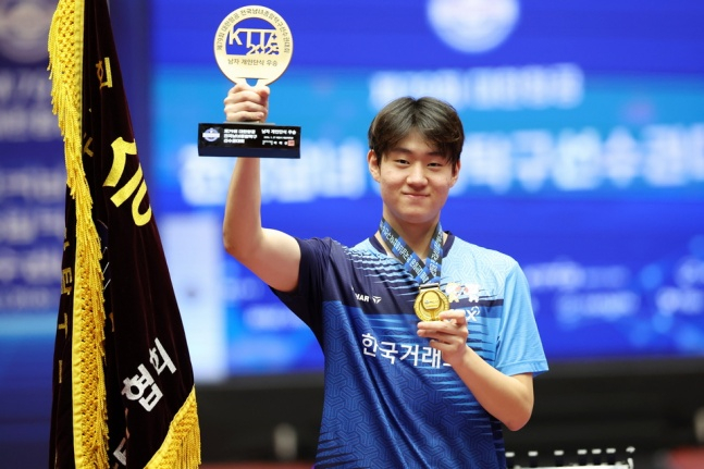 Oh Jun-sung of the Korea Exchange beat Park Kyu-hyun of Mirae Asset Securities in the men's singles final of the 79th Korean Air National Men's and Women's Table Tennis Championships held at Jecheon Gymnasium in Chungcheongbuk-do on the 26th. /Photo = Courtesy of the Korea Table Tennis Association