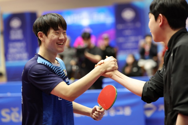 Oh Jun-sung of the Korea Exchange smiles after beating Park Kyu-hyun of Mirae Asset Securities in the men's singles final of the 79th Korean Air National Men's and Women's Table Tennis Championships held at Jecheon Gymnasium in Chungcheongbuk-do on the 26th. /Photo = Courtesy of the Korea Table Tennis Association