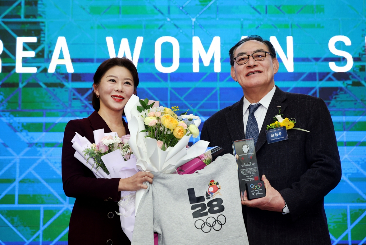 Ким Га Ён делает памятную фотографию после того, как выиграла главный приз на 37-й Юн Гок Ким Унён Женской спортивной премии, которая состоялась 26-го числа. Справа - Ха Хён Чжу, председатель Национальной спортивной корпорации.  /Фото = Предоставлено PBA