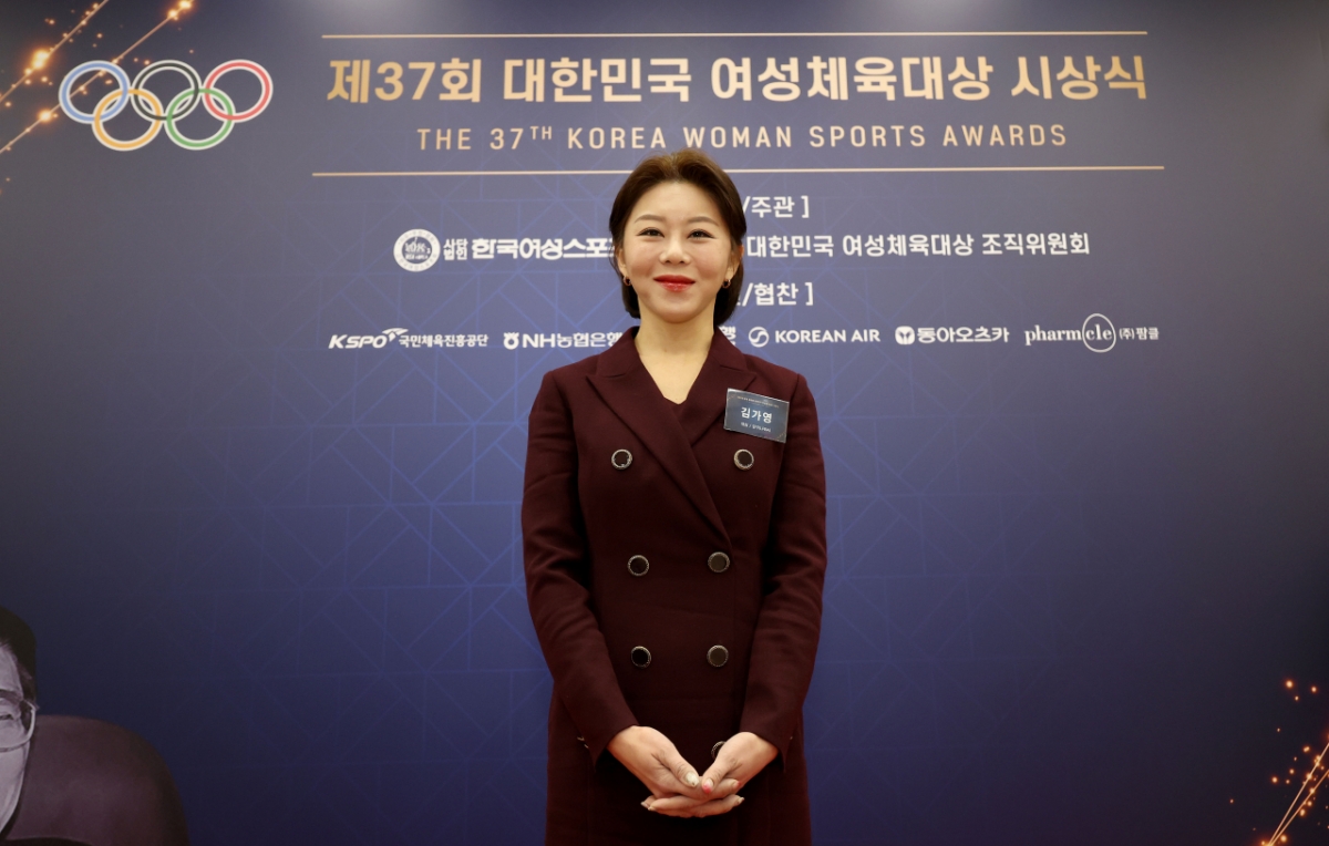 Ким Га Ён ярко улыбается после получения награды на 37-й церемонии вручения женской спортивной премии Юн Гок Ким Унён, которая состоялась 26-го числа.  /Фото = Предоставлено PBA