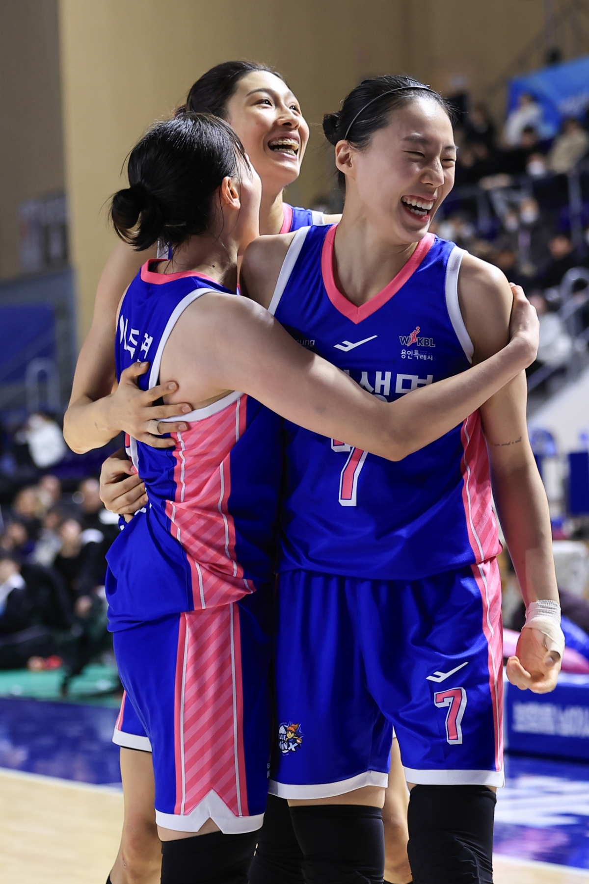 Команда Samsung Life Insurance улыбается во время матча с Shinhan Bank. /Фото = Предоставлено WKBL.