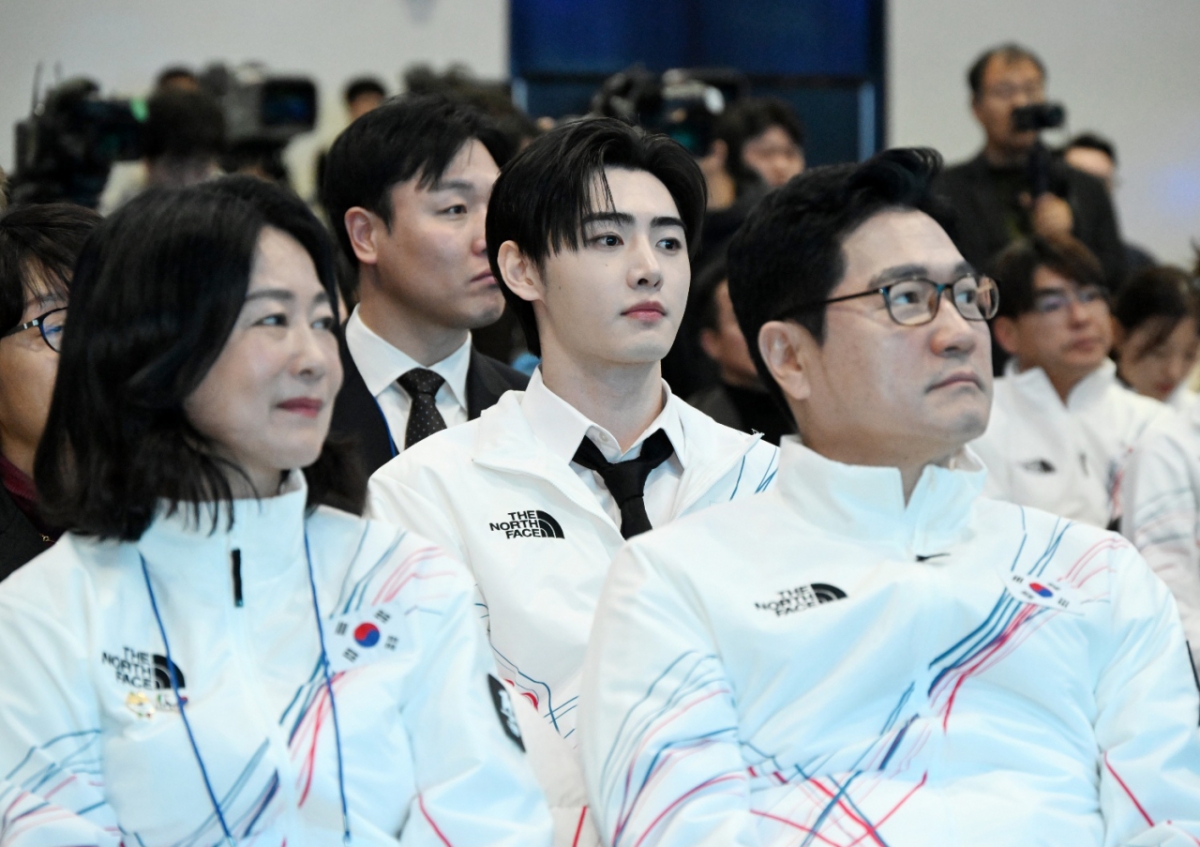 ENHYPEN SUNG HUN (centre). /Photo = Courtesy of the Korea Sports Council