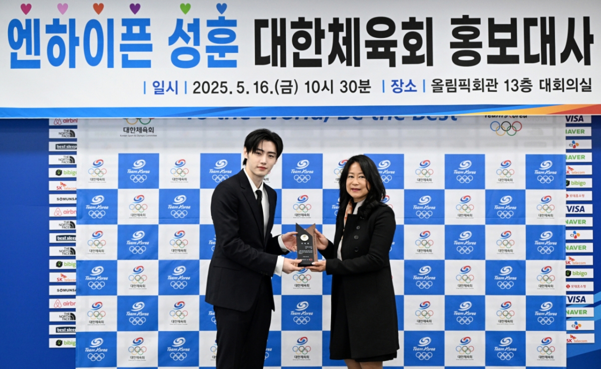 ENHYPEN Sung Hoon (left) and Kim Nam-mi, Secretary-General of the Korea Sports Council. /Photo = Courtesy of the Korea Sports Council