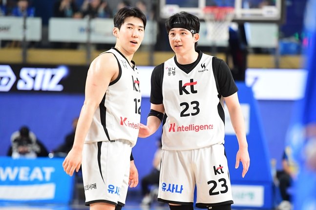 Moon Jung-hyun (left) and Park Joon-young are talking. /Photo = Courtesy of KBL
