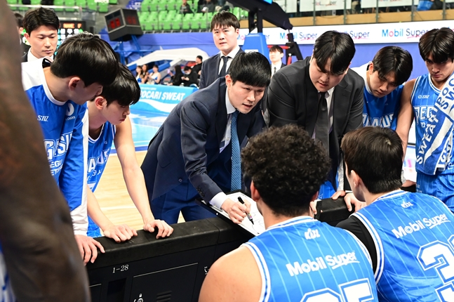 Kang Hyuk (blue tie), head coach of Daegu Korea Gas Corporation, is instructing the players during operation time. /Photo = Courtesy of KBL