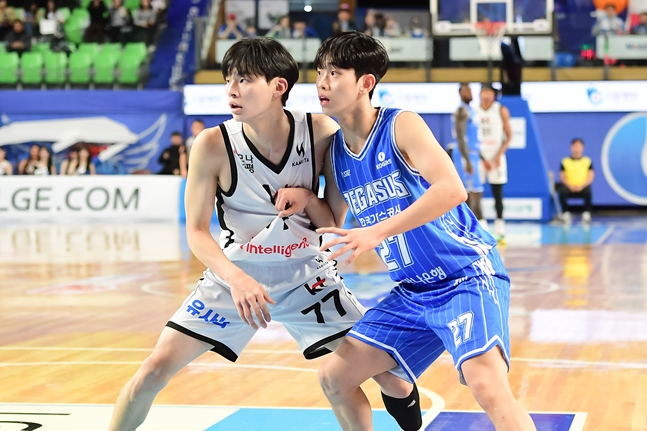Kang Sung-wook (left) and Yang Woo-hyuk are facing each other in a matchup. /Photo = Courtesy of KBL