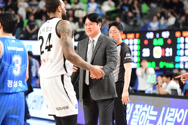 Moon Kyung-eun (center), head coach of Suwon KT, is welcoming Williams./Photo = Courtesy of KBL