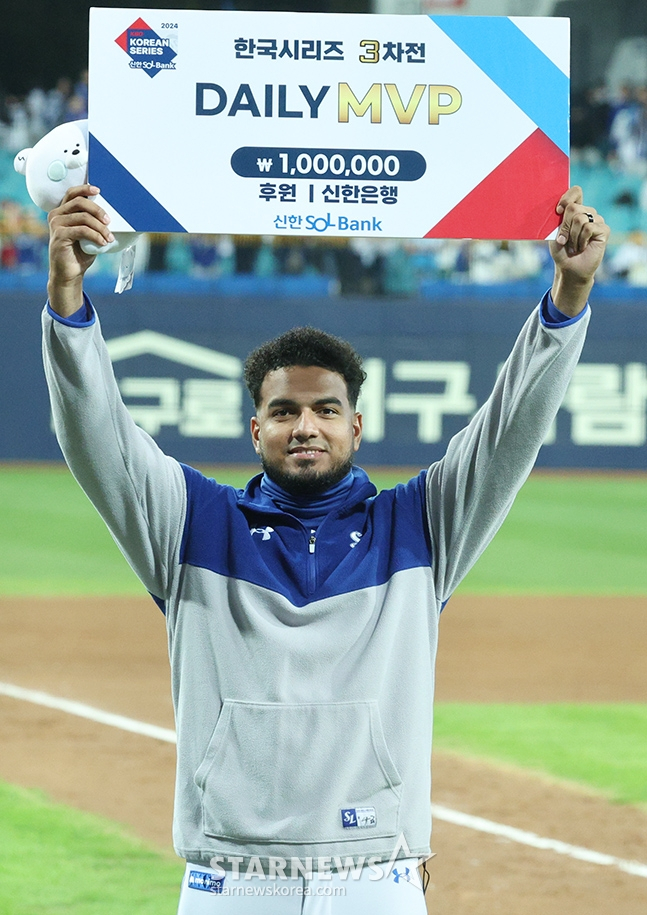 Reyes won the Daily MVP after becoming the winning pitcher in Game 3 of the 2024 Korean Series. /Photo = Kim Jin-kyung on standby