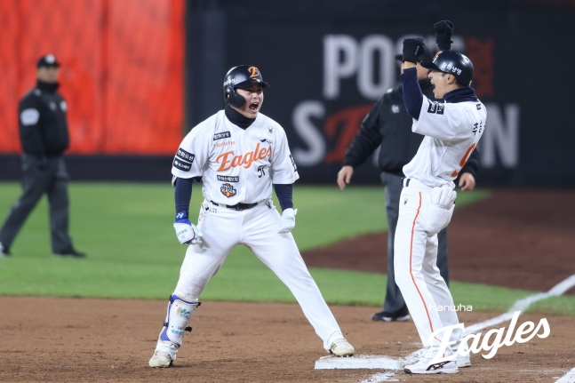 Moon Hyun-bin (left) roars with a hit in Game 4 of the Korean Series last year. /Photo = Courtesy of Hanwha Eagles