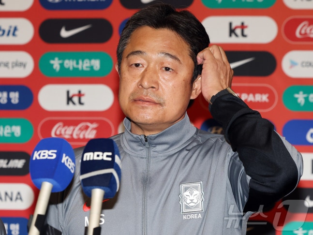 Lee Min-sung, head coach of the South Korean under-23 (U-23), is interviewing after returning home through Incheon International Airport on the afternoon of the 25th. The national soccer team, led by head coach Lee Min-sung, ended the Asian Football Confederation (AFC) U-23 Asian Cup in fourth place with a shocking loss to coach Kim Sang-sik's Vietnam after a penalty shootout. /Photo = News 1