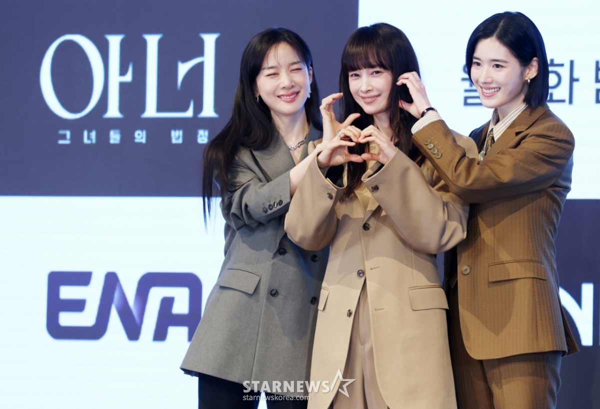 演员李清雅、李娜英、郑恩彩26日在首尔九老区The Saint举行的ENA月火剧《荣耀:她们的法庭》制作发表会上摆出造型,供记者们拍照。 =金辉善hwijpg@