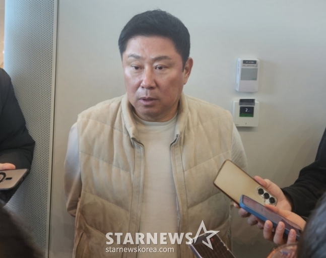 Lotte manager Kim Tae-hyung is interviewing reporters before leaving Taiwan's spring camp at Incheon International Airport on the 27th. /Photo = Reporter Ahn Ho-geun