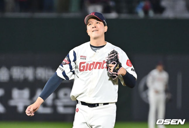 Lotte's closing pitcher Kim Won-joong. 