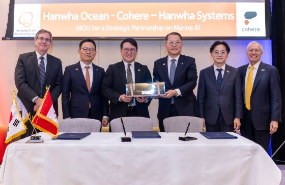 Hanwha Group signed a memorandum of understanding (MOU) for strategic investment and cooperation with five Canadian steel, AI and space companies to win orders for Canada's next-generation submarine business on the 26th (Canada local time). Hanwha Ocean and Hanwha System signed an MOU with Cohere, a Canadian AI company, to cooperate in artificial intelligence technology. Photo from left: Philip Jennings, Deputy Minister of Innovation Science and Economic Development, Son Jae-il, CEO of Hanwha System, Ivan Zhang, Co-founder, Heechul Kim Hanwha Ocean CEO, Kim Jung-kwan, Minister of Industry and Trade, Victor Fedeli, Minister of Economic Development of Ontario/photo courtesy of Hanwha