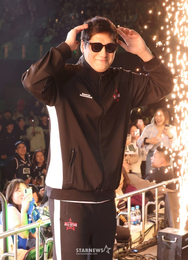 本月18日在全明星赛上为粉丝们跳舞的咸志勋。 =照片=金镇京。