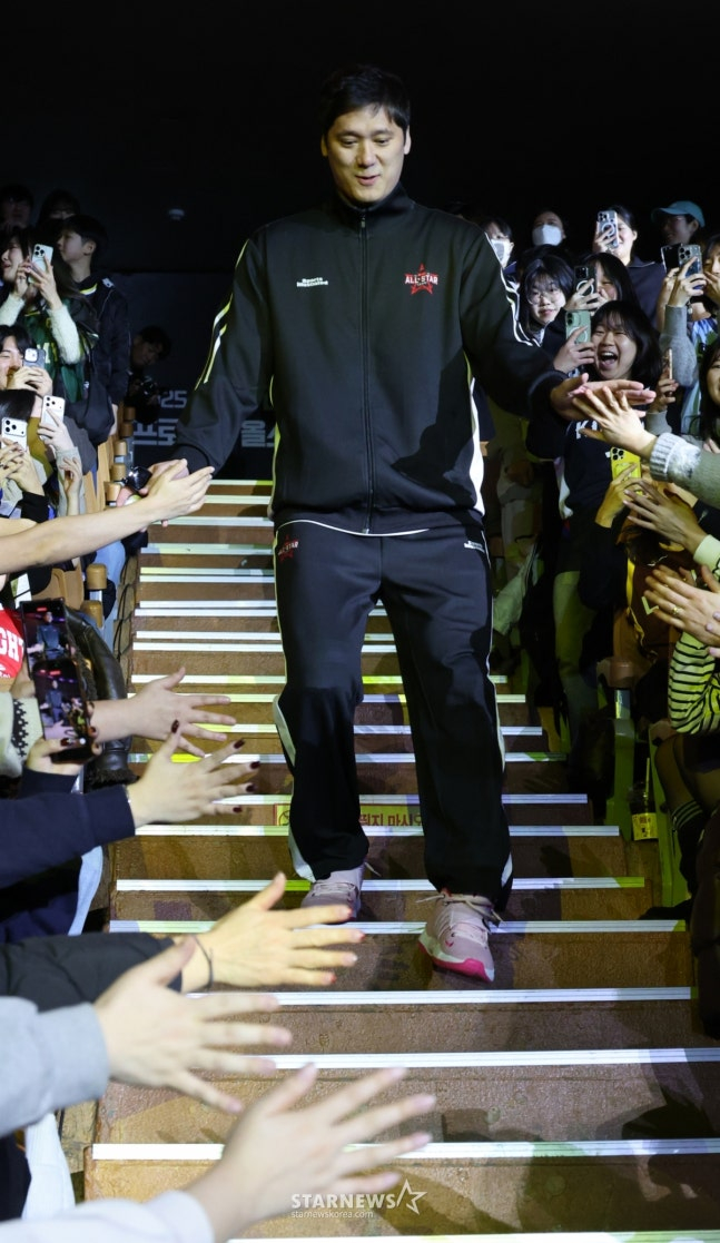 这是本月18日参加全明星赛的咸志勋。 =照片=金镇京。