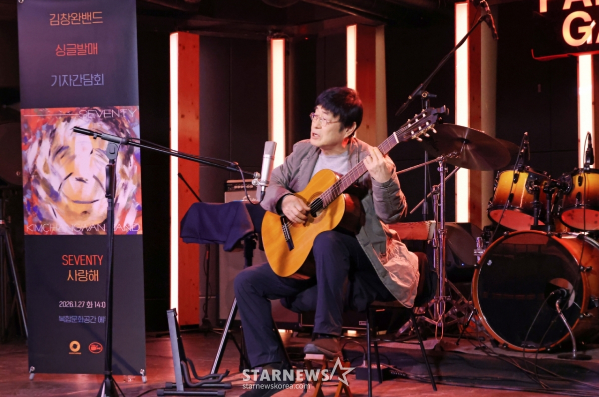 歌手金昌完27日下午在首尔钟路区Panta Carage举行的单曲《Seventy》发行记者见面会上给出席者送上了歌曲礼物。  这次的单曲收录了《Seventy》和愉快情绪的流行摇滚《我爱你》。 /2026.01.27 / 照片=李东勋 photoguy@