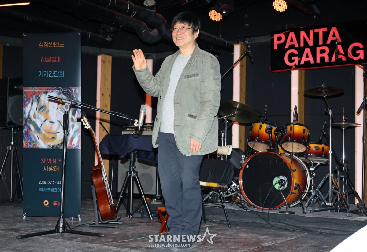 歌手金昌完27日下午在首尔钟路区芳塔卡拉奇举行的单曲《Seventy》发行记者见面会上摆出造型,供记者们拍照。  这次的单曲收录了《Seventy》和愉快情绪的流行摇滚《我爱你》。 /2026.01.27 / 照片=李东勋 photoguy@