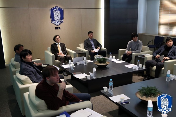 The Korean Football Association's National Coach Appointment Committee, which decided to terminate the contract with U-23 national team coach Kim Bong-gil in February 2018. /Photo = Courtesy of the Korea Football Association