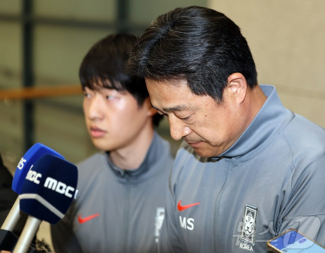 Lee Min-sung, head coach of the South Korean under-23 national soccer team, bows his head before an interview after returning home through Incheon International Airport on the afternoon of the 25th. The national soccer team, led by head coach Lee Min-sung, ended the Asian Football Confederation (AFC) U-23 Asian Cup in fourth place with a shocking loss to coach Kim Sang-sik's Vietnam after a penalty shootout. /Photo = News 1