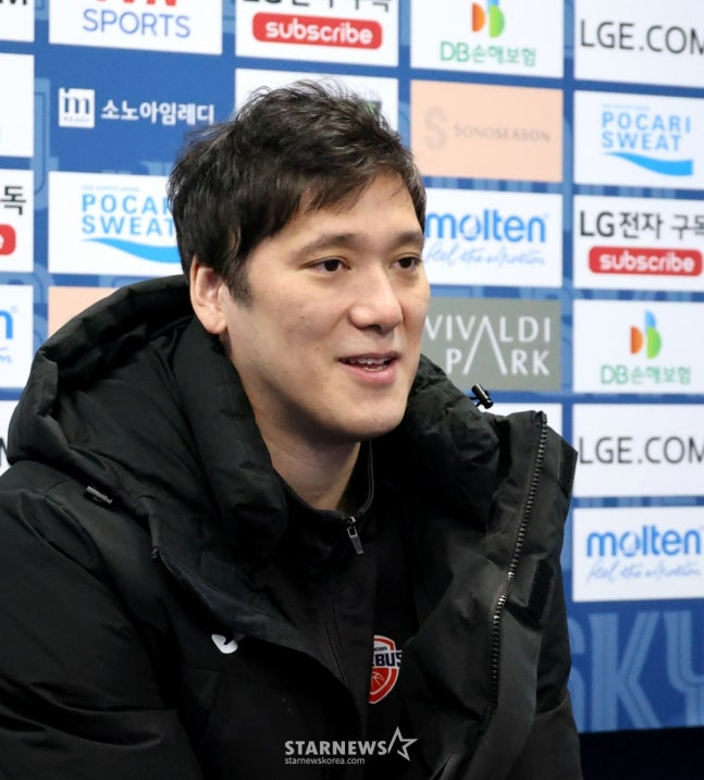 图为，27日比赛结束后，咸志勋正在举行记者招待会。 =照片=高级记者姜英祖。