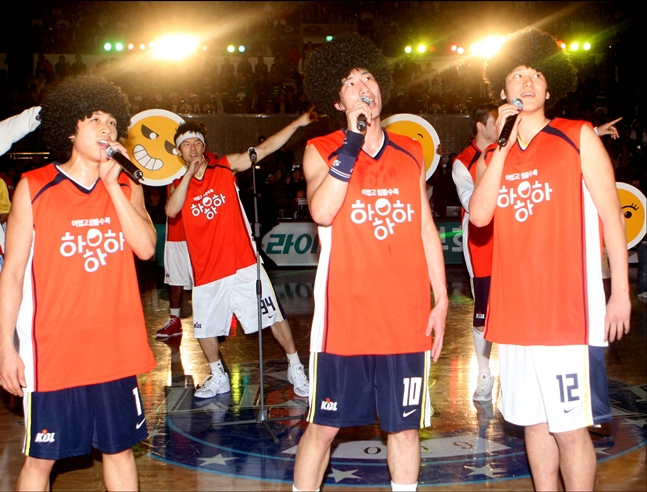 图为，在2008-2009赛季全明星赛上，作为选秀同期一起演出的金泰术（左起）、梁熙宗、咸志勋。 =照片:KBL
