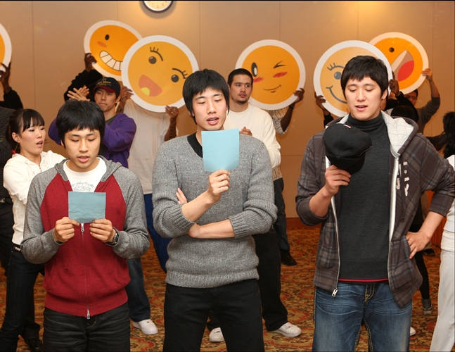 图为，2009年全明星赛前练习演出的金泰术（左起）、梁熙宗、咸志勋。 =照片:KBL