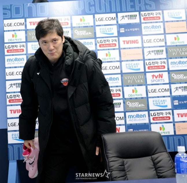 27日比赛结束后，咸志勋结束采访后向记者们致意。 =照片=高级记者姜英祖。