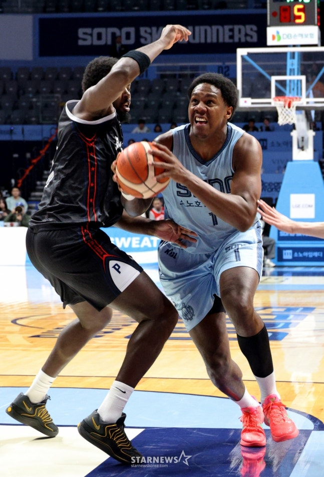 试图突破的夜晚。 =照片=高级记者姜英祖。