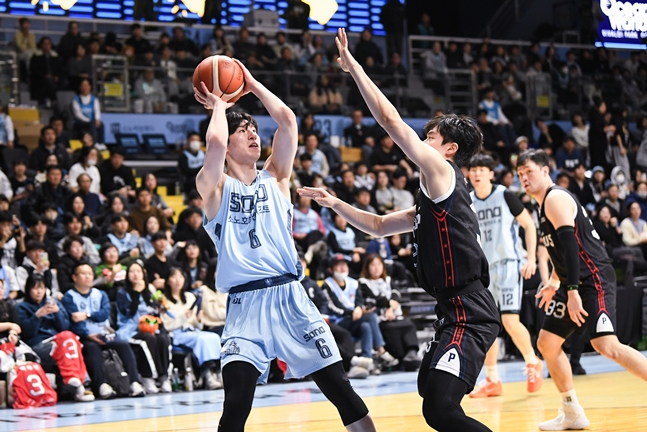 李贞贤（左）试图避开对方的防守射门。 =照片:KBL