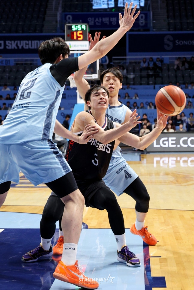 图为防守朴武彬（中）的索诺选手们。 =照片=高级记者姜英祖。