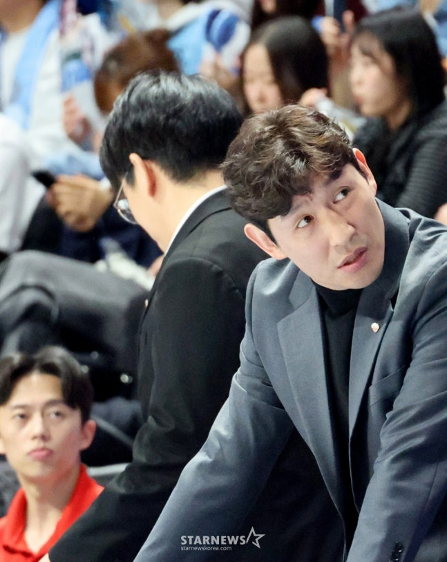 Coach Yang Dong-geun (right). /Photo = Senior Reporter Kang Young-jo