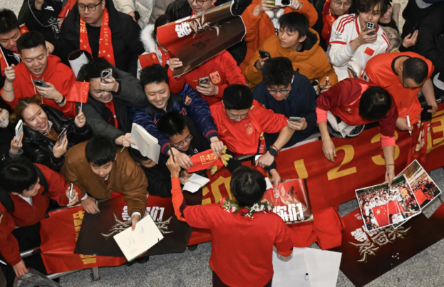 图为，欢迎中国U-23国家足球队的中国球迷。 =照片=搜狐网收尾。