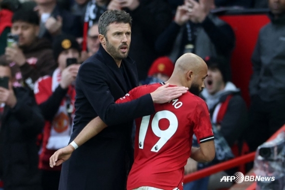 マイケル·キャリック（左）監督が選手を励ましている。 /AFPBBNews=ニュース1