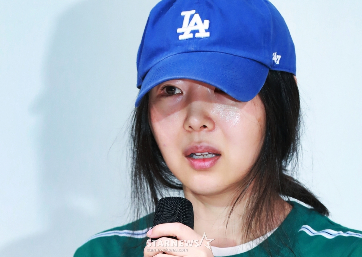 25日下午,在首尔江南区韩国会议中心大讲堂举行的紧急记者招待会上,与Hive对立的Adore代表闵熙珍正在回答提问。 /2024.04.25/照片=李东勋