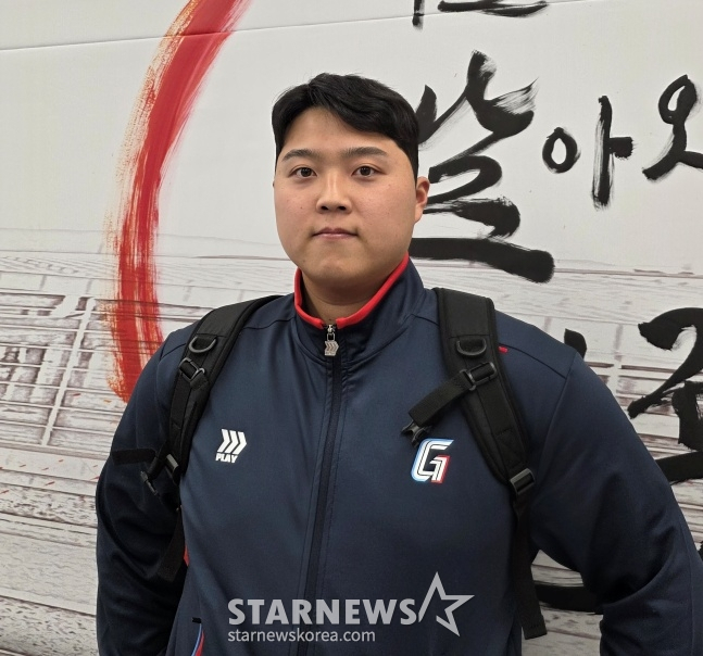 Lotte Han Dong-hee is interviewing reporters before leaving for Taiwan's Tainan camp through Gimhae International Airport on the 25th. /Photo = Reporter Kim Dong-yoon