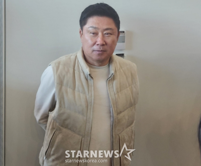 Lotte manager Kim Tae-hyung is interviewing reporters before leaving Incheon International Airport on the 27th. /Photo = Reporter Ahn Ho-geun