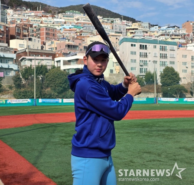 Ha Hyun-seung of Busan High School responded to a photo shoot after an interview with Star News at the playground of Busan High School on the 26th. /Photo = Reporter Kim Dong-yoon