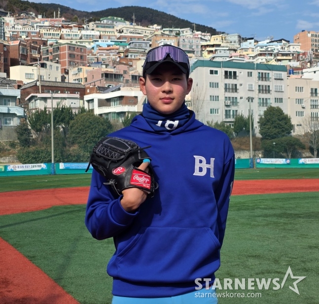 Ha Hyun-seung of Busan High School responded to a photo shoot after an interview with Star News at the playground of Busan High School on the 26th. /Photo = Reporter Kim Dong-yoon