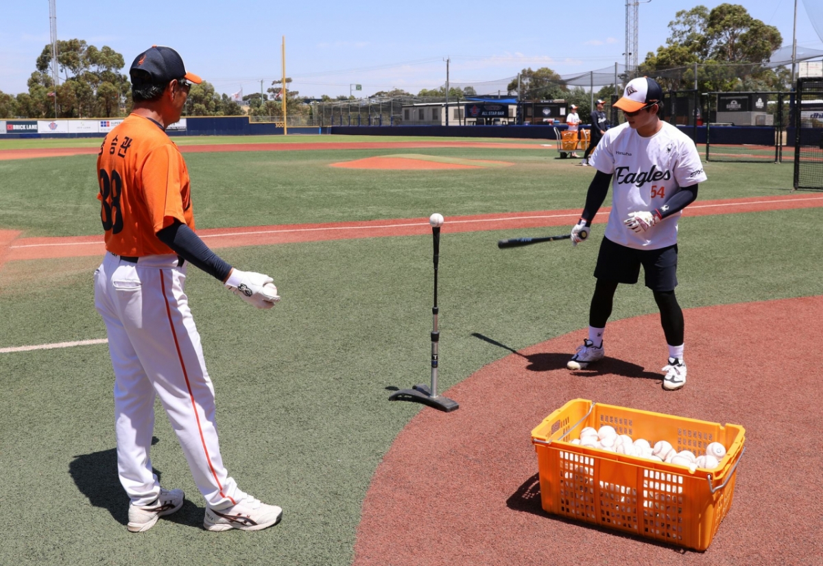 Hanwha Eagles Oh Jae-won (right) is participating in batting training at the Melbourne Spring Camp in Australia on the 27th. /Photo = Courtesy of Hanwha Eagles