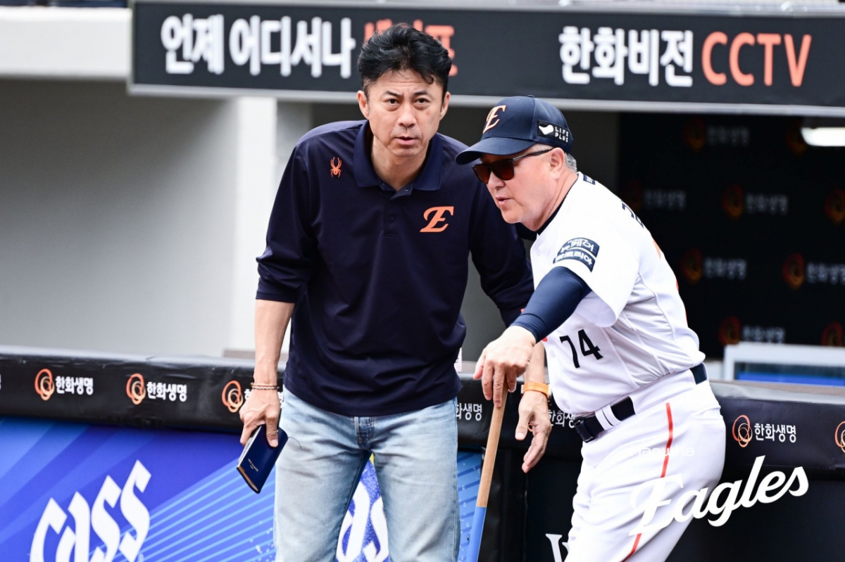 Hanwha Eagles general manager Son Hyuk (left) and manager Kim Kyung-moon. /Photo = Courtesy of Hanwha Eagles