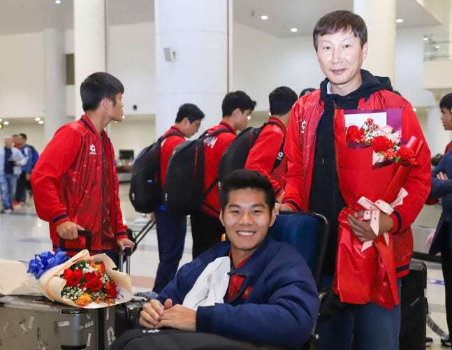 Manager Kim Sang-sik (right) pushes the injured player's wheelchair. /Photo = Vietnamese net mane 
