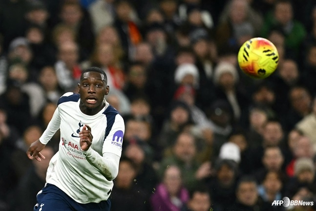 Randal Kolo Moani is looking at the ball. /AFPBBNews=News1