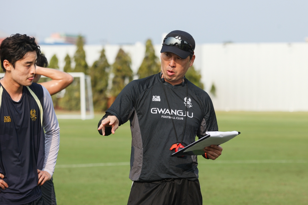 Gwangju FC coach Jungkyu Lee is instructing the players during the Hua Hin training camp. /Photo = Courtesy of Gwangju FC