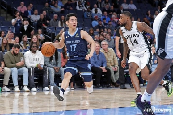 Yuki Kawamura (trái) đang thử rê dắt bóng trong thời Memphis Grizzlies. /AFPBBNews = Tin tức 1