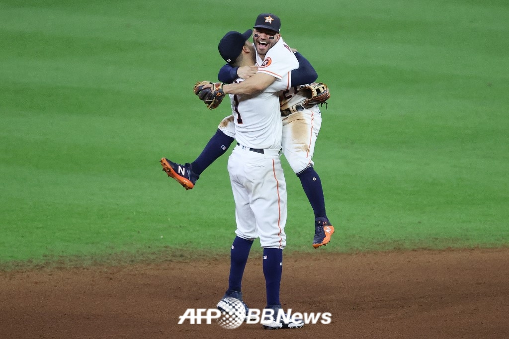 ヒューストン·アストロズの内野デュオ、カルロス·コレア（左）とホセ·アルトゥーベ。 /AFPBBNews=ニュース1