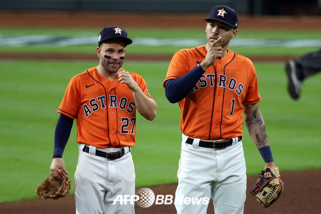 ヒューストン·アストロズの内野デュオ、カルロス·コレア（右）とホセ·アルトゥーベ。 /AFPBBNews=ニュース1