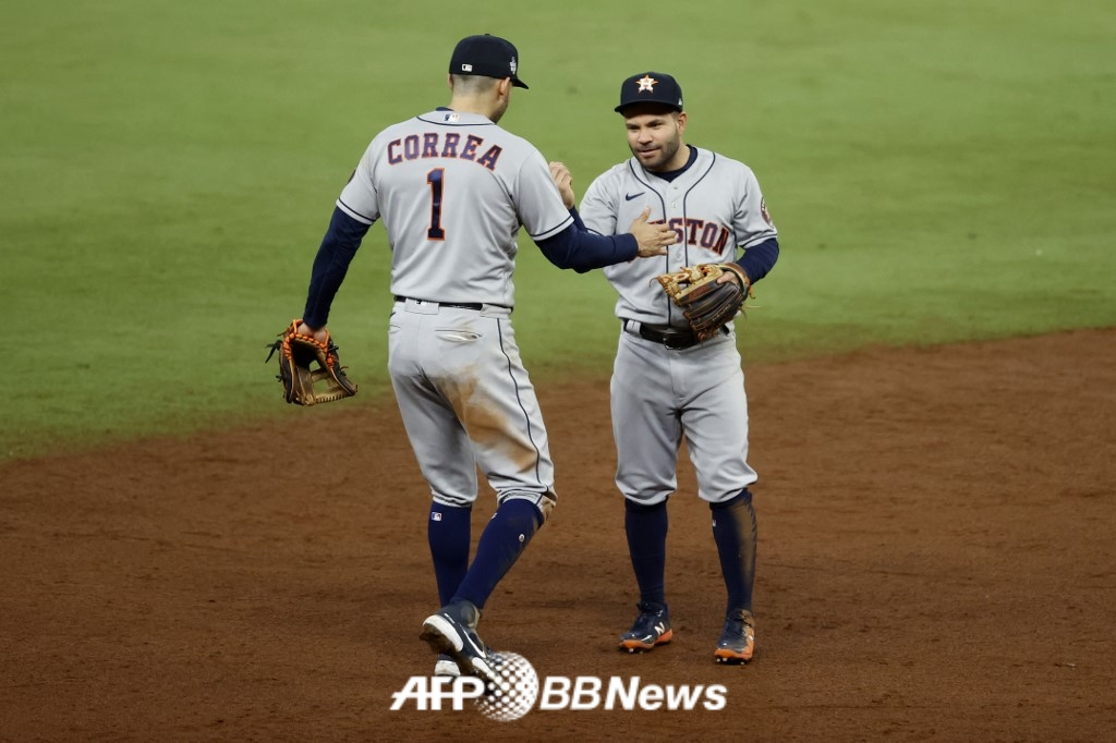 ヒューストン·アストロズの内野デュオ、カルロス·コレア（左）とホセ·アルトゥーベ。 /AFPBBNews=ニュース1