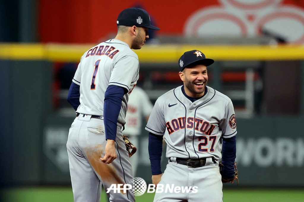 ヒューストン·アストロズの内野デュオ、カルロス·コレア（左）とホセ·アルトゥーベ。 /AFPBBNews=ニュース1